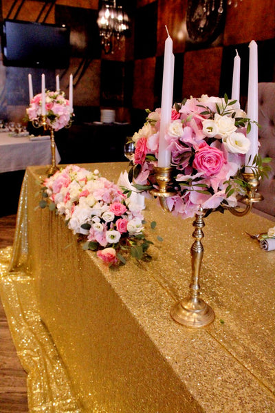 Gold sparkles sweetheart table