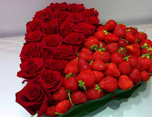 Make the day a little bit sweeter with strawberry heart!  Includes:  Red roses, strawberry, greenery Free message card