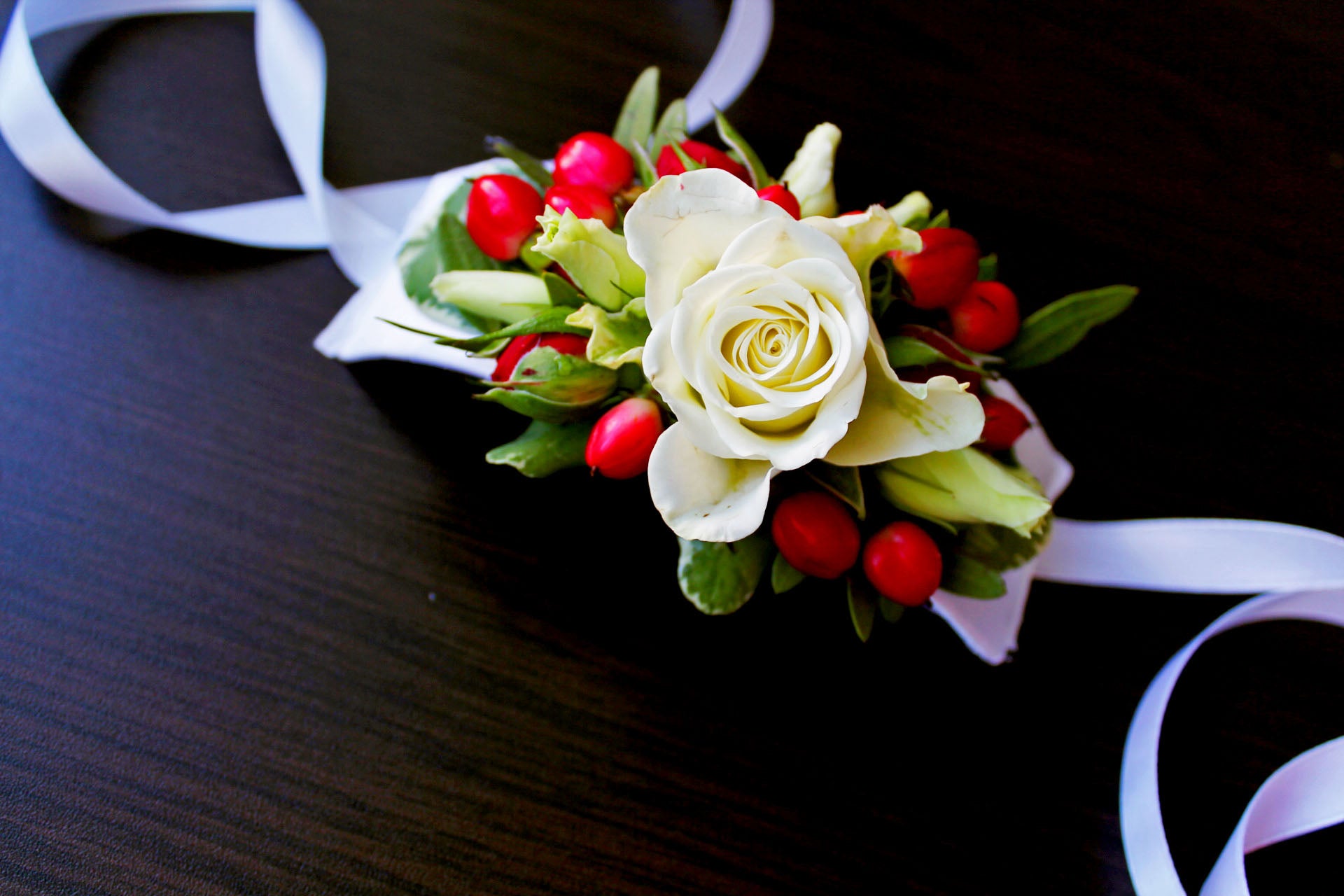 When elegance is of the utmost importance, choose classic cream-colored roses and red berries.    Cream-colored roses and red hypericum.