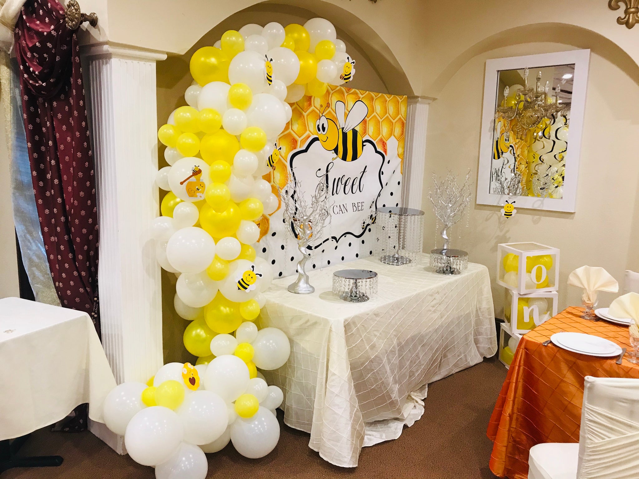 “Funny bees” balloons decorations